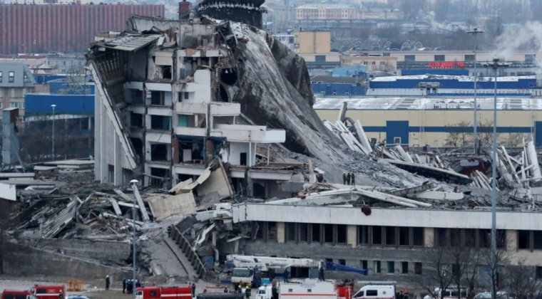 Se derrumba un estadio y obrero muere en el intento de huir