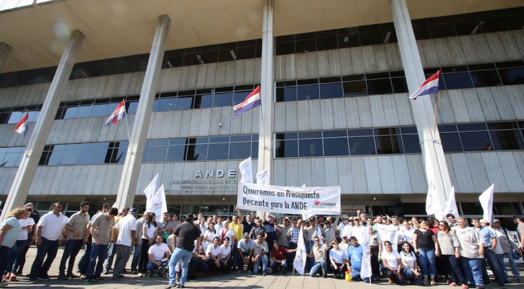 Funcionarios públicos se movilizan hoy contra recortes de beneficios extras al salario