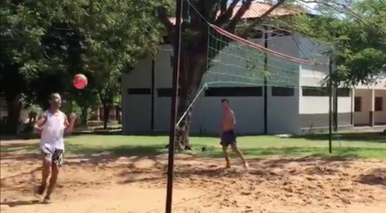 VIDEO | Ronaldinho sigue demostrando su talento en la Agrupación, esta vez jugando “piki voley”