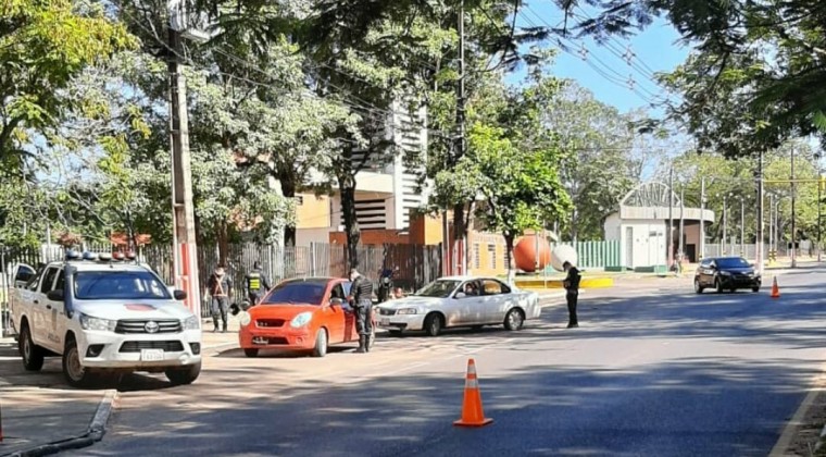 Policía monta barreras en varios puntos para controlar circulación