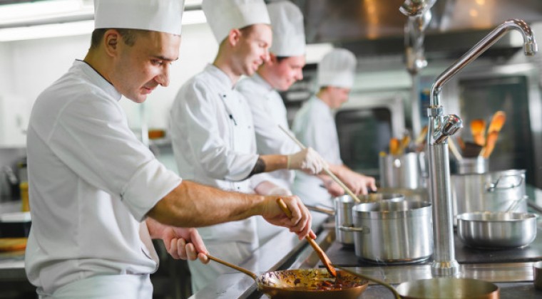 Restaurantes abrirán hasta el domingo mientras que esperan medidas alternas