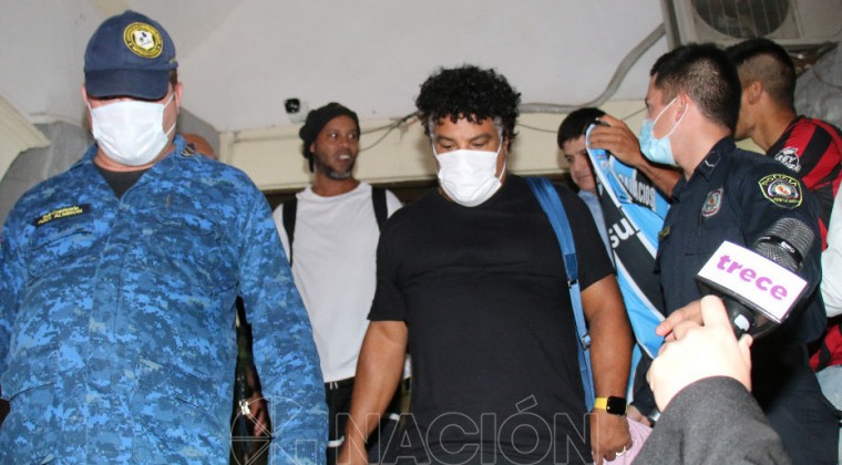 Ronaldinho cumple el sueño a un hincha y agradece cariño a sus seguidores tras dejar la Agrupación