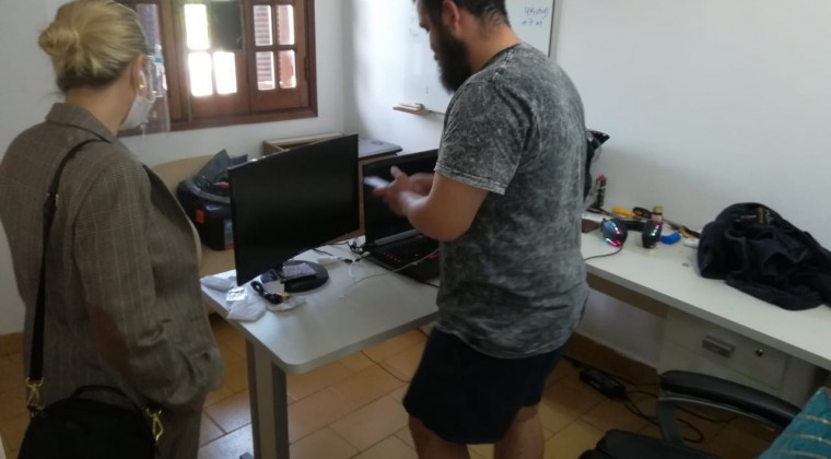 Fiscalía allana vivienda de acusado de hackear empresa de courrier