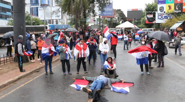 Manifestantes cierran ingreso a Ciudad del Este en protesta contra la corrupción