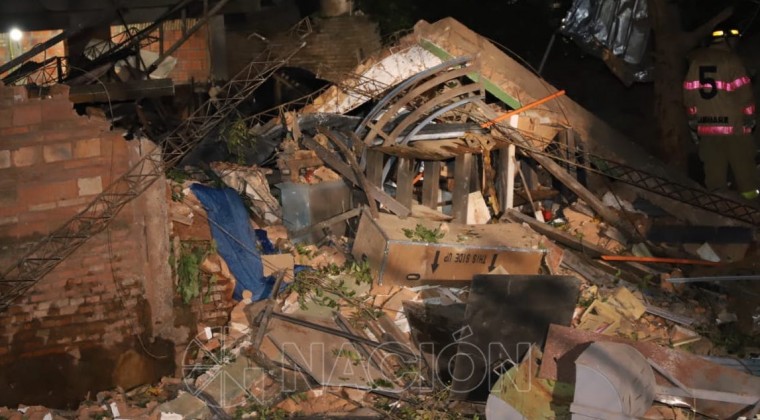 Explosión y derrumbe en taller mecánico de Villa Elisa: reportan un fallecido y varios heridos
