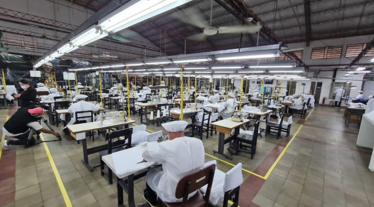 Confeccionistas harán entrega de un primer lote de batas quirúrgicas