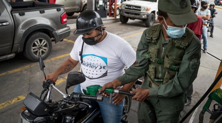 Venezolanos protestan por las nuevas medidas sobre el combustible