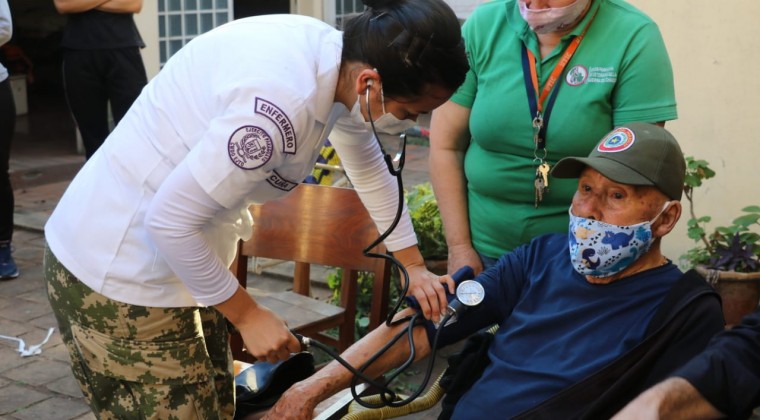 Juez ordena desalojar a excombatiente de 102 años