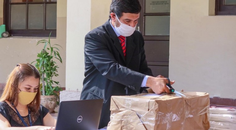 Confeccionistas harán batas de uso médico para Salud