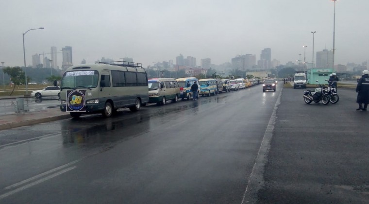 Conductores escolares lamentan rechazo para funcionar como colectivos públicos