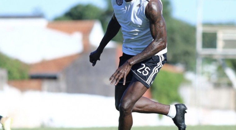 Adebayor agradece a Olimpia y aclara que no volvió por la pandemia