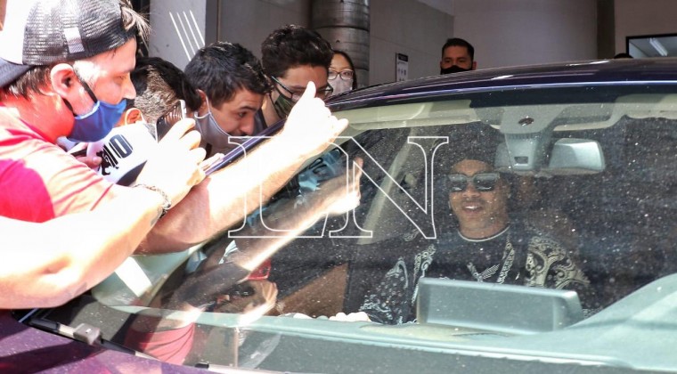 Ronaldinho y su hermano salen del país, en medio de aglomeración de fanáticos