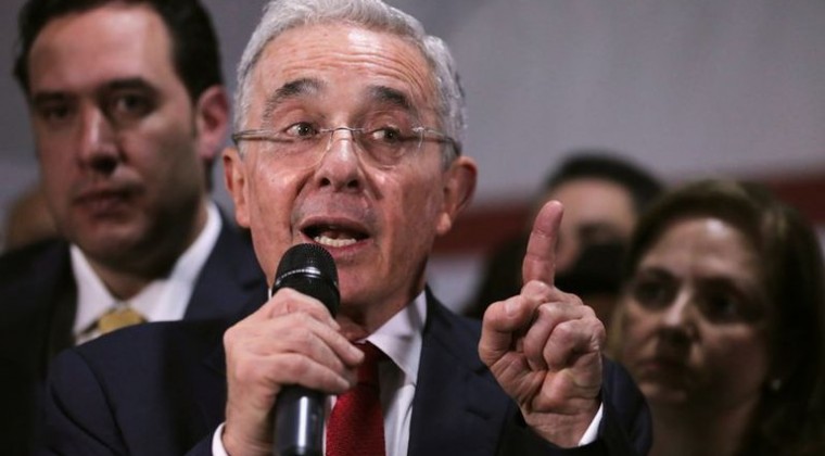 Corte Suprema de Colombia ordena detención domiciliaria de expresidente Uribe
