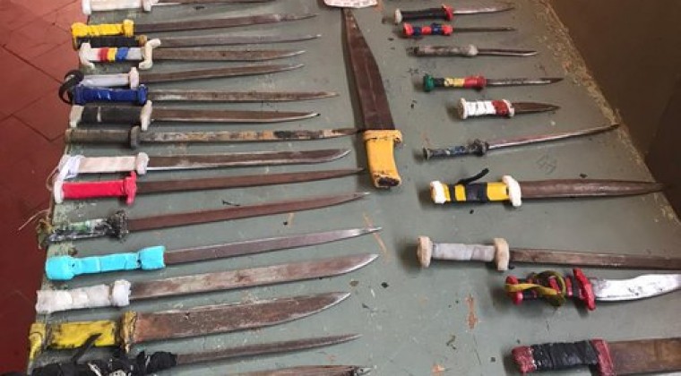 Tras riña, ordenan requisa en cárcel de Emboscada e incautan varias armas blancas