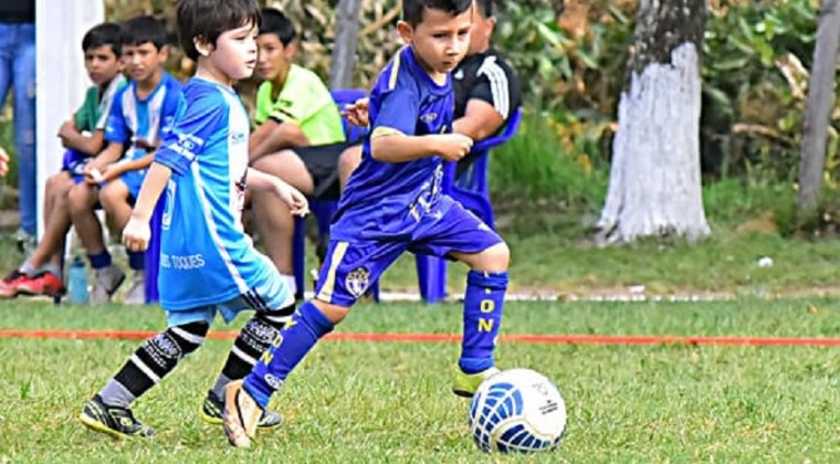Escuelas de fútbol solo están habilitadas para actividad individual, aclara Salud
