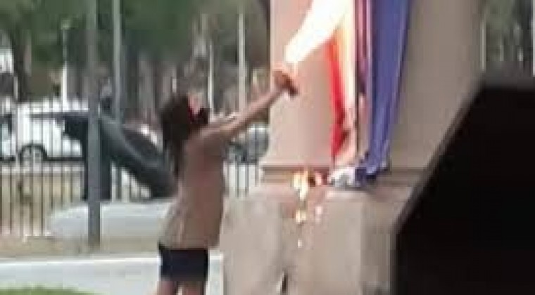 Arresto domiciliario para joven que quemó la bandera en el Panteón de los Héroes