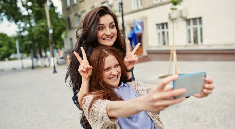 Los jóvenes están obsesionados con las redes sociales: el 80% comprueba quién le da al ‘Me gusta’
