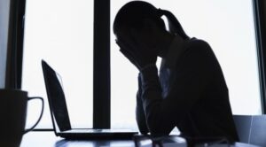 Quienes denigren a la mujer en internet podrían ir a prisión