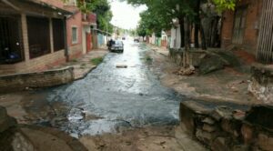 Desagüe cloacal colmatado genera preocupación en un barrio de Asunción