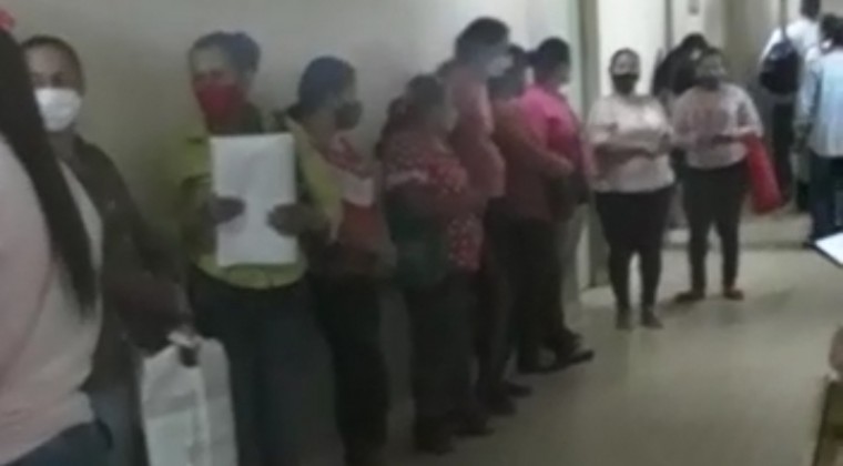 Pacientes oncológicas esperan de pie en un pasillo para ser atendidas en Itauguá