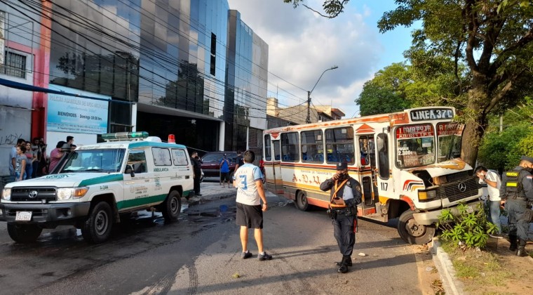 Diario HOY | Bus choca contra un árbol y deja varios heridos
