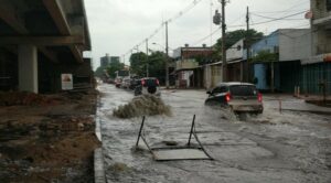 “Géiser” de agua servida inunda la Avenida Primer Presidente