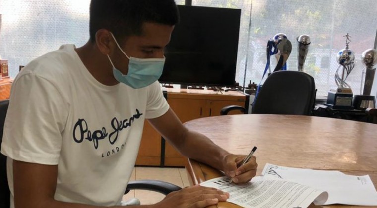 Firmó por Olimpia pero seguirá en el 12 de Octubre