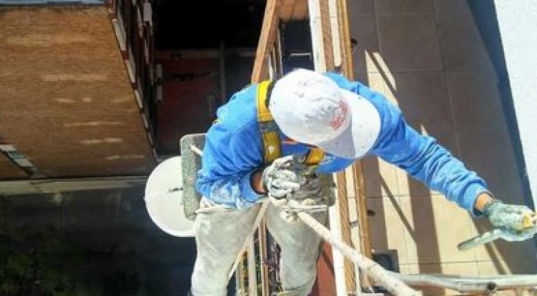 Obrero muere tras caer del octavo piso de un edificio