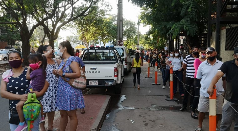 Filas de casi dos cuadras para realizar trámites en Identificaciones