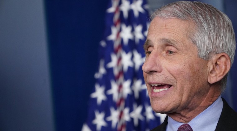 Fauci admite atraso en vacunación de COVID en EEUU pero dice que se acelerará