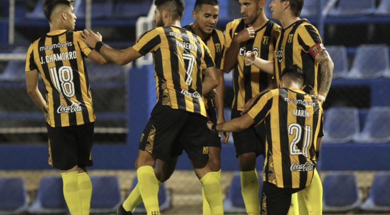 En un minuto da dos golpes que le dan triunfo y liderato