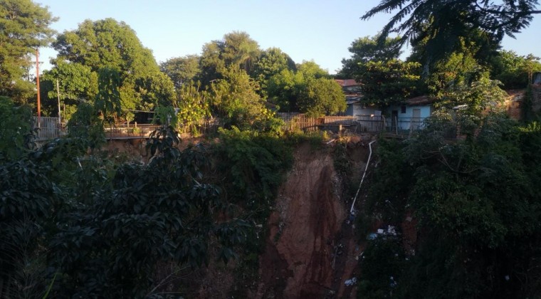 Vecinos a la vera del arroyo Ferreira temen derrumbe de sus viviendas