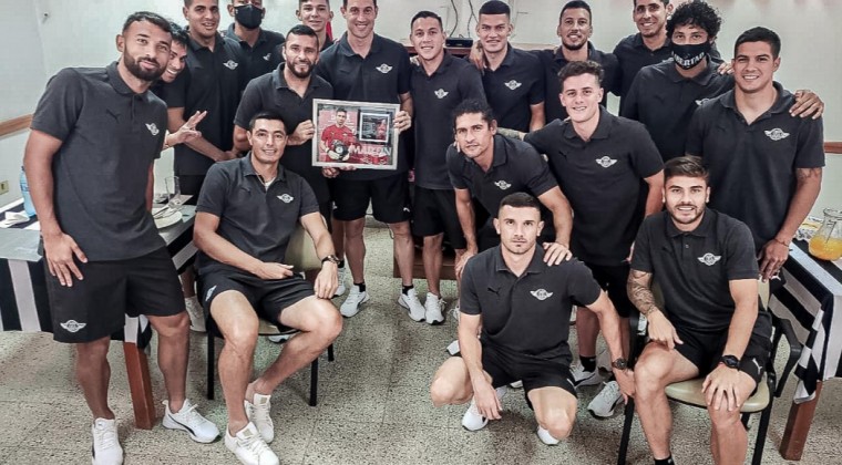 Entregan a Silva reconocimiento por su actuación en la Libertadores