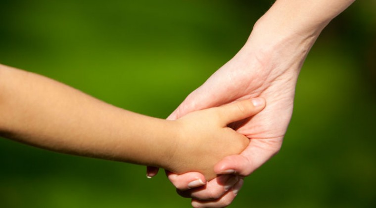 Madre denuncia a sus propios padres por arrebatarle a su hijo y desaparecer con él