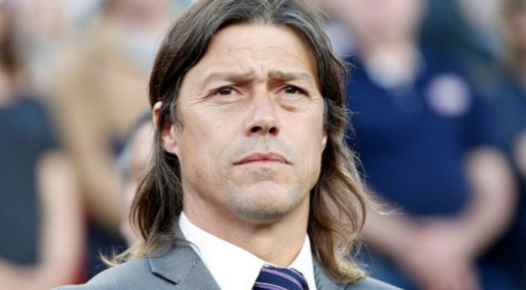 Almeyda es el candidato en Chile, pero aún no se decide
