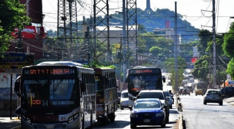Pasajeros de transportes públicos sólo podrán viajar sentados