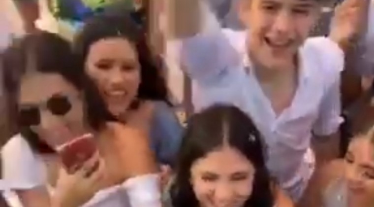 Evento sin normas sanitarias en Paraná Country Club, invitados aglomerados y sin mascarillas