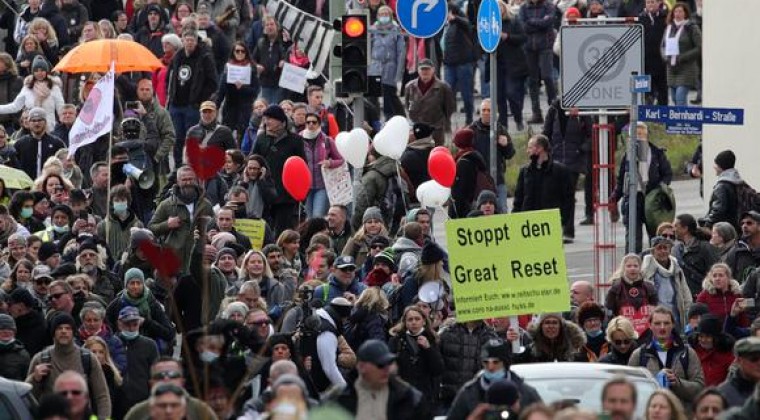 Enfrentamientos entre policía y manifestantes opuestos a restricciones por pandemia en Alemania