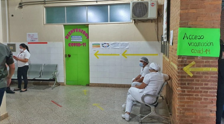 Concepción: 13 médicos presentaron reacciones tras aplicarse vacuna rusa