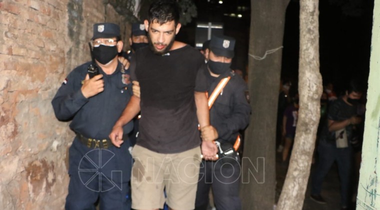 Manifestantes identifican a “infiltrado” en la manifestación y lo entregan a la Policía