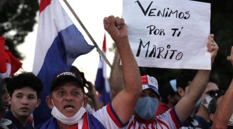 Cómo Paraguay pasó de controlar la pandemia a vivir una doble crisis política y sanitaria