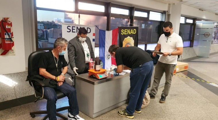 Detienen en el Aeropuerto Silvio Pettirossi a un español que trajo cocaína líquida