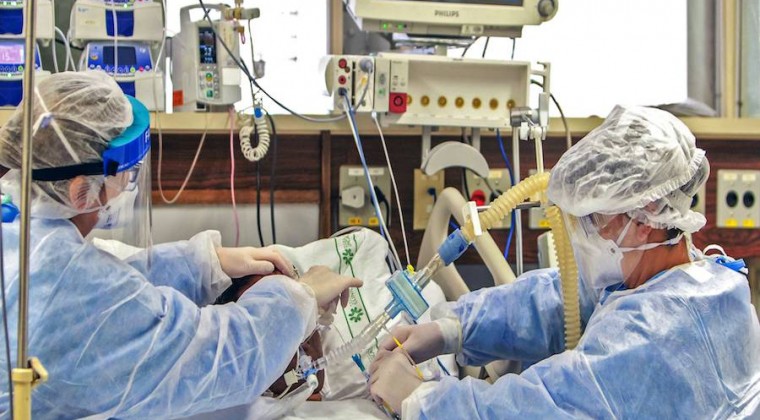 Muertes por COVID: índice de 100 decesos diarios se mantendría por varios días