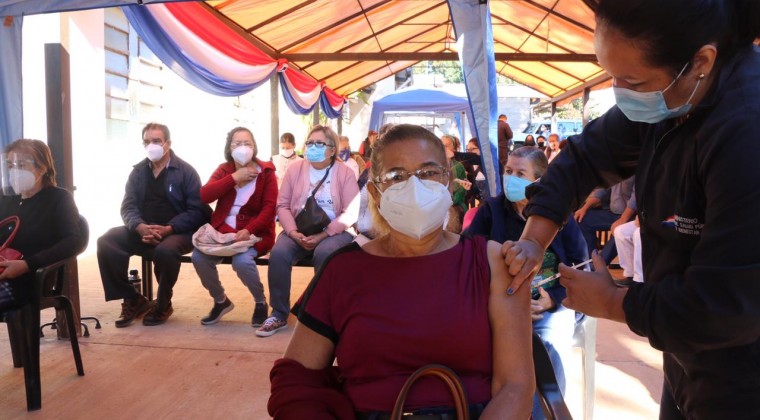 Vacuna anticovid no empeora cuadro si uno está con el virus al inocularse