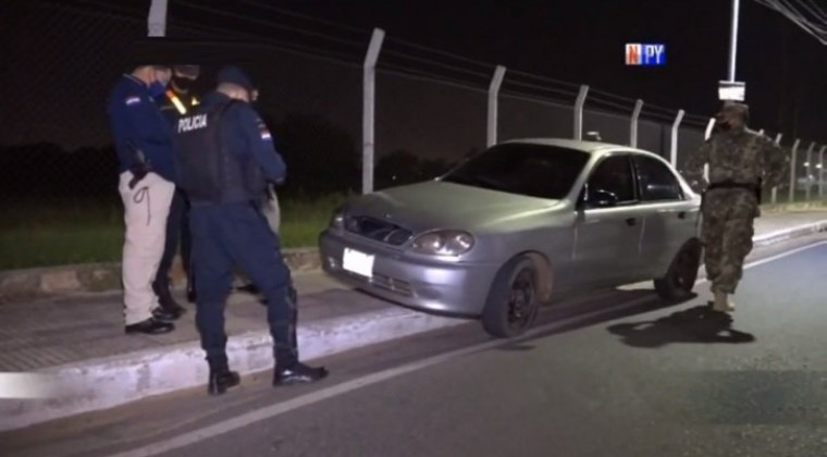 Agentes policiales aprehenden a hombre que abandonó su vehículo y huyó a pie