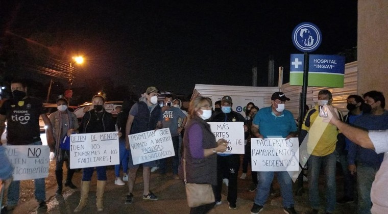 Familiares de pacientes protestan contra nuevas medidas en el IPS Ingavi