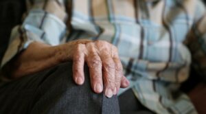 Imputan a un hombre por golpear a su abuelo de 94 años