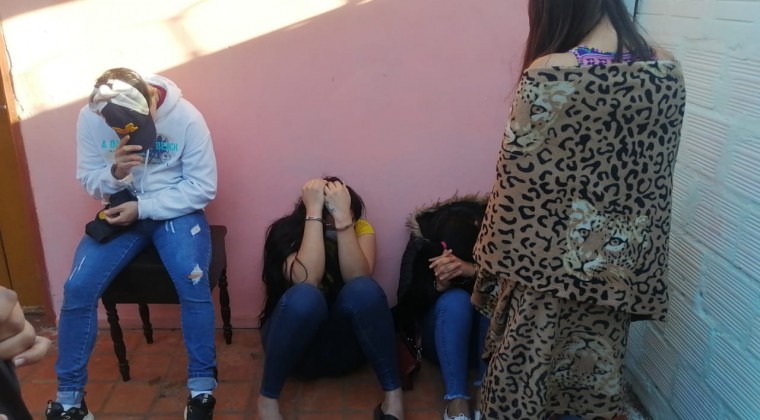 Filmaban a sus víctimas en pleno acto para una “sextorsión”: cae banda criminal
