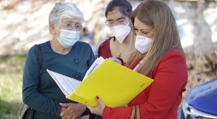 Con videollamadas a padres y bajo acta, lograron vacunar a los “abuela memby”