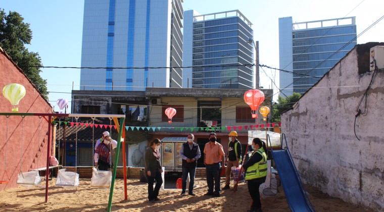 Donan un parque infantil al barrio San Jerónimo